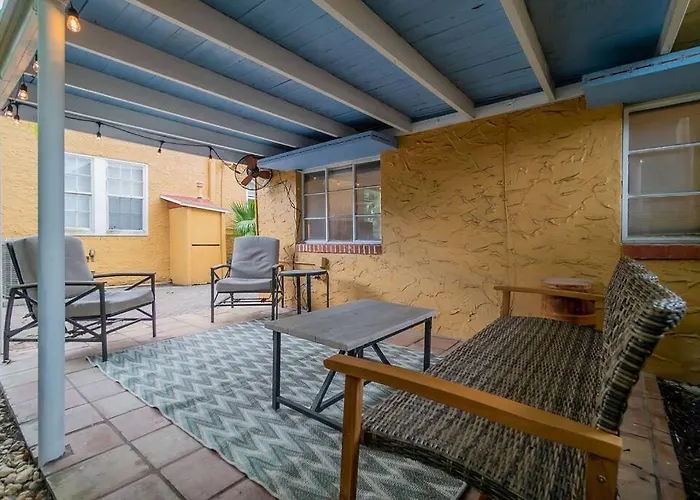 Quiet West Palm Beach Guest Cottage Near The Beach!